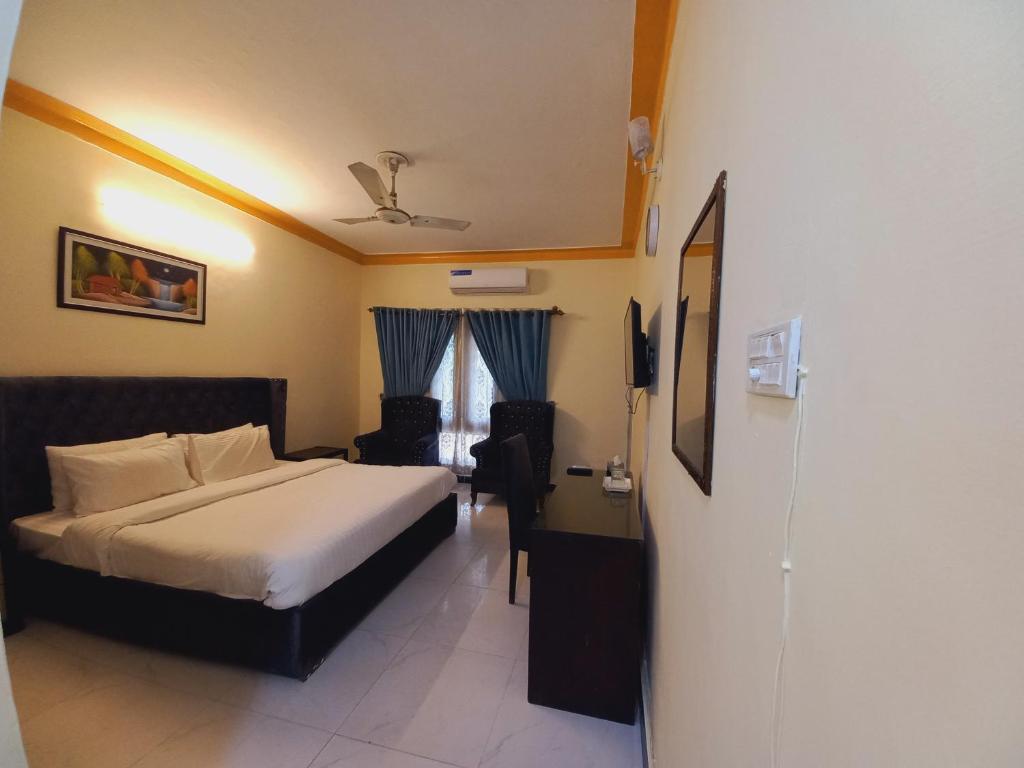伊斯兰堡Travel Inn islamabad的一间酒店客房,一间设有一张床和一张书桌