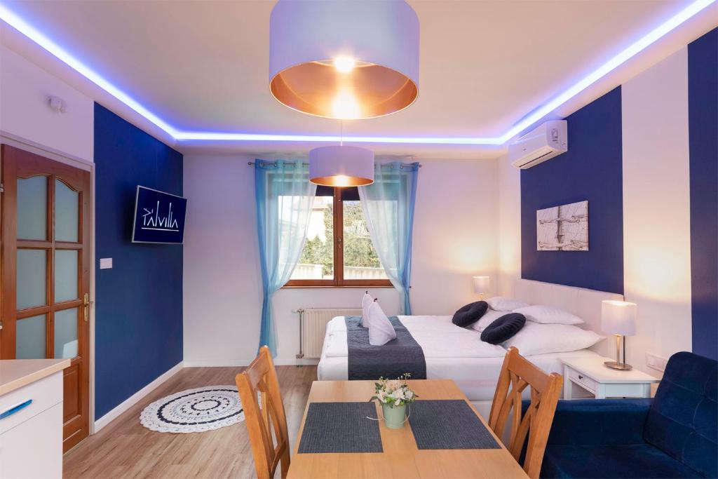 凯奇凯梅特Pál Villa - Premium Apartments - Kecskemét的一间带床的客厅和一间餐厅