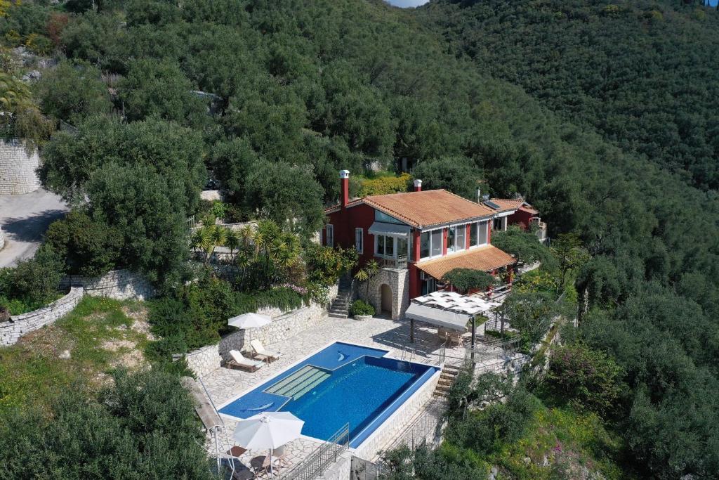 KatávolosZeitouni Lodge的享有带游泳池的房屋的空中景致