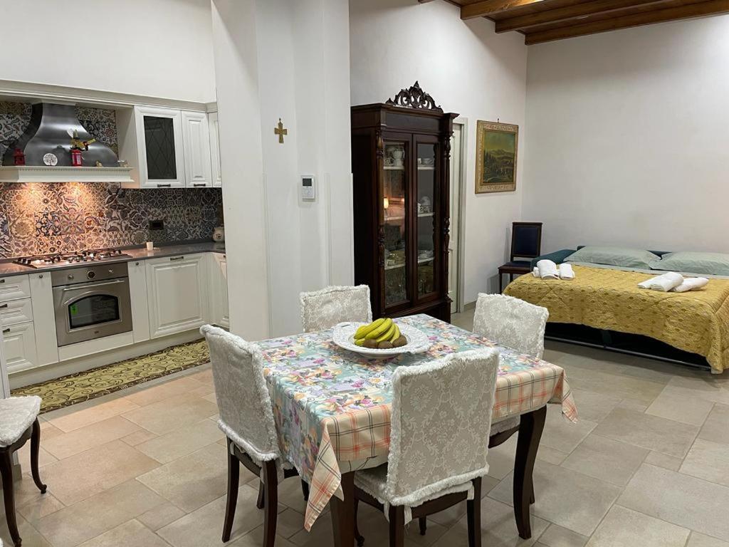弗兰卡维拉丰塔纳Sasha House Casa Vacanze的厨房以及带桌子和床的用餐室。