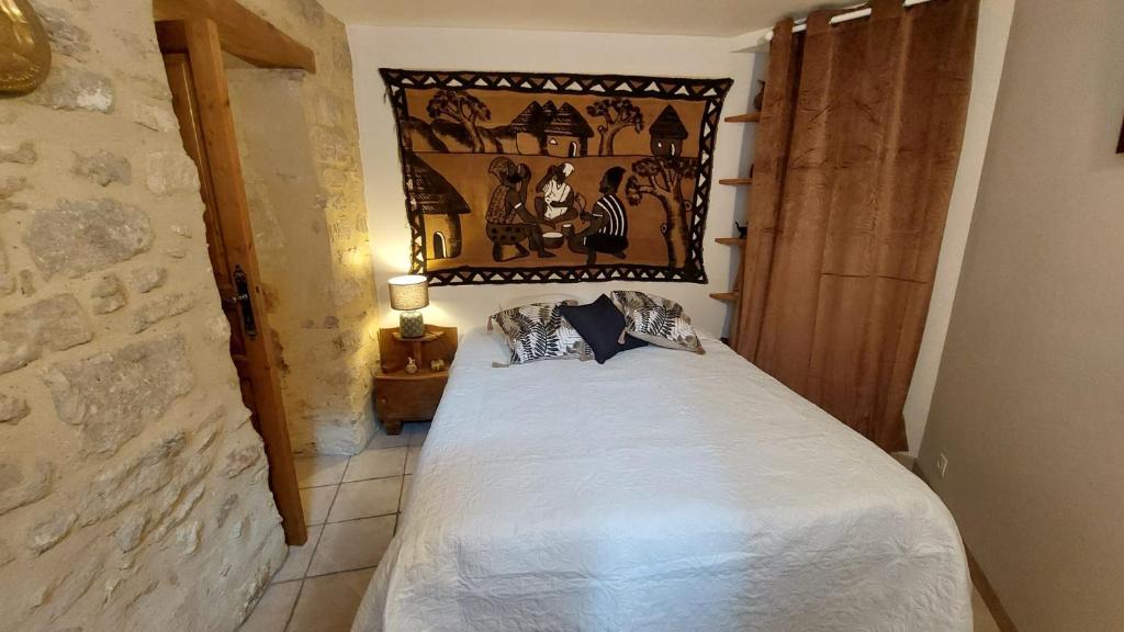 VénéjanLe Petit Cocon的卧室配有一张挂在墙上的床铺