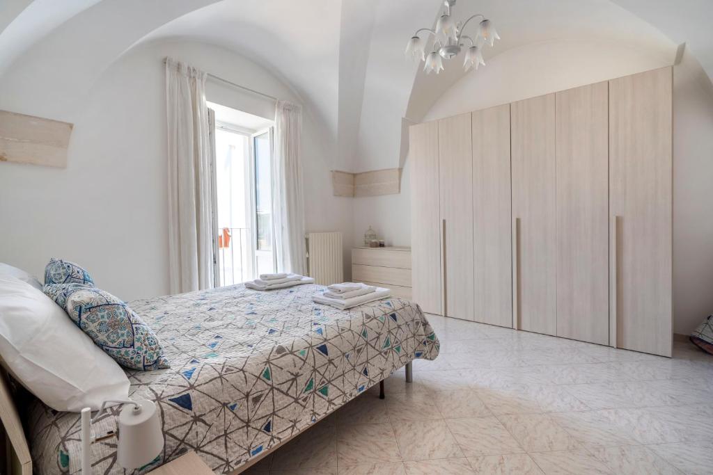 马丁纳弗兰卡Typical Apulian Apartment的一间白色卧室,配有床和橱柜