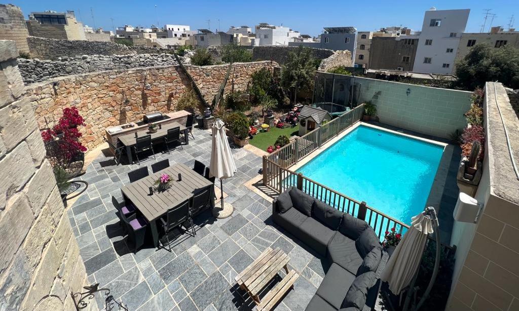 SiġġiewiId-dar Taz-zija Holiday Home including pool & garden的享有大楼游泳池的顶部景致