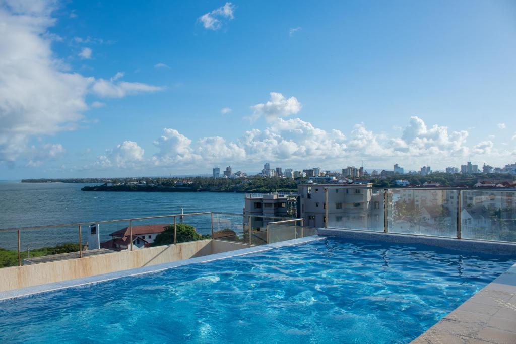 蒙巴萨Nyali 3 Bedroom Sea View Apartment的游泳池位于大楼顶部,享有水景