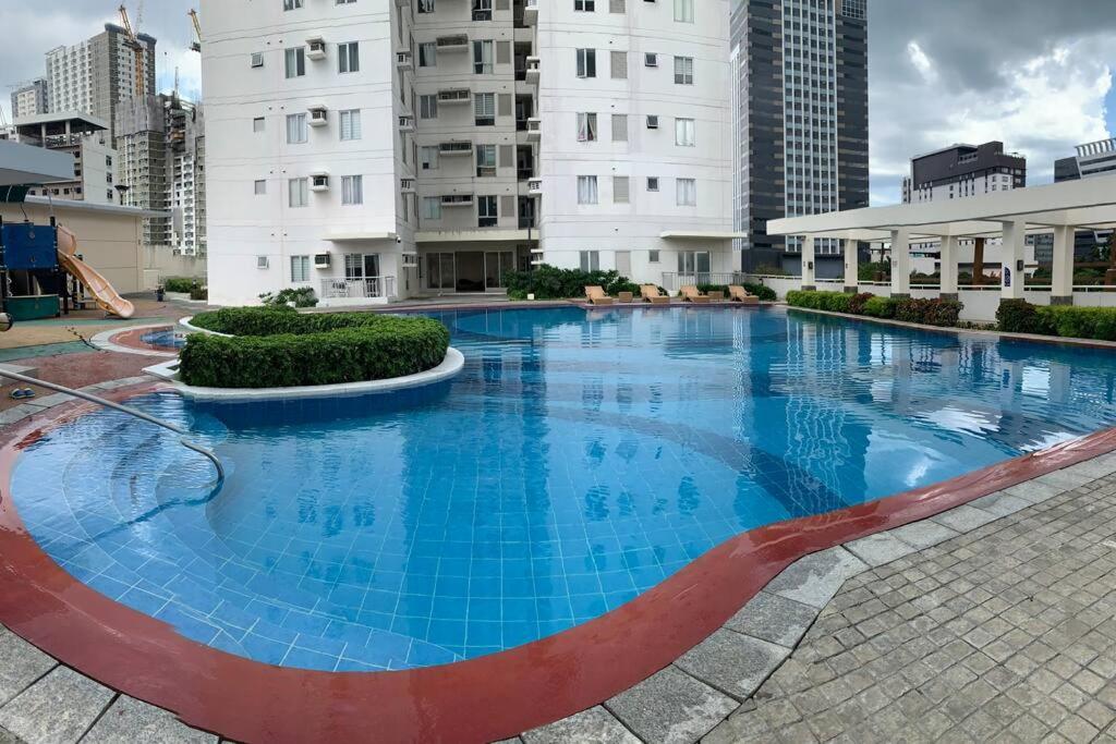 宿务Comfy Avida Cebu w/ Pool(2 adjoined units) 50MBPS的大楼中央的大型游泳池