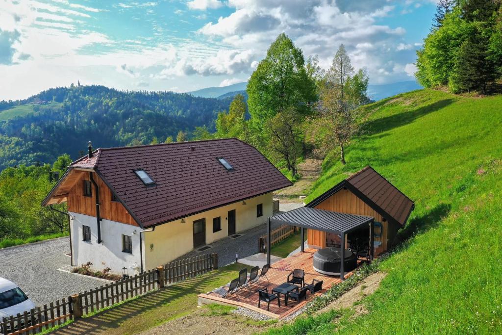 斯洛文尼亚格拉代茨Villa Richterberg with Sauna & Hot Tub的山丘上房屋的空中景致