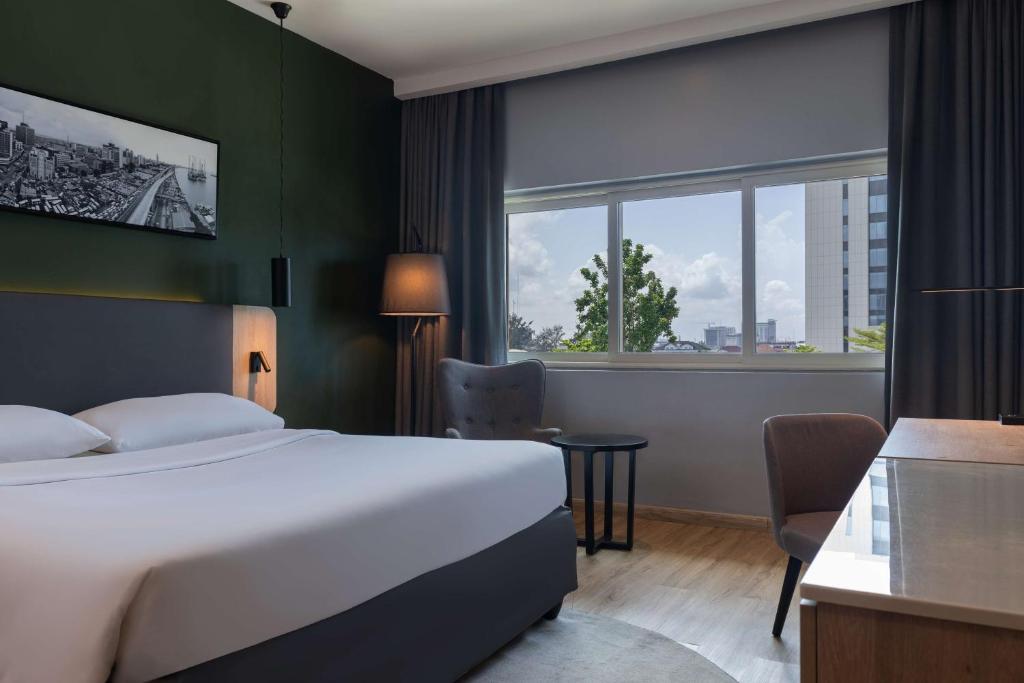 拉各斯Park Inn by Radisson, Lagos Victoria Island的酒店客房设有床和窗户。
