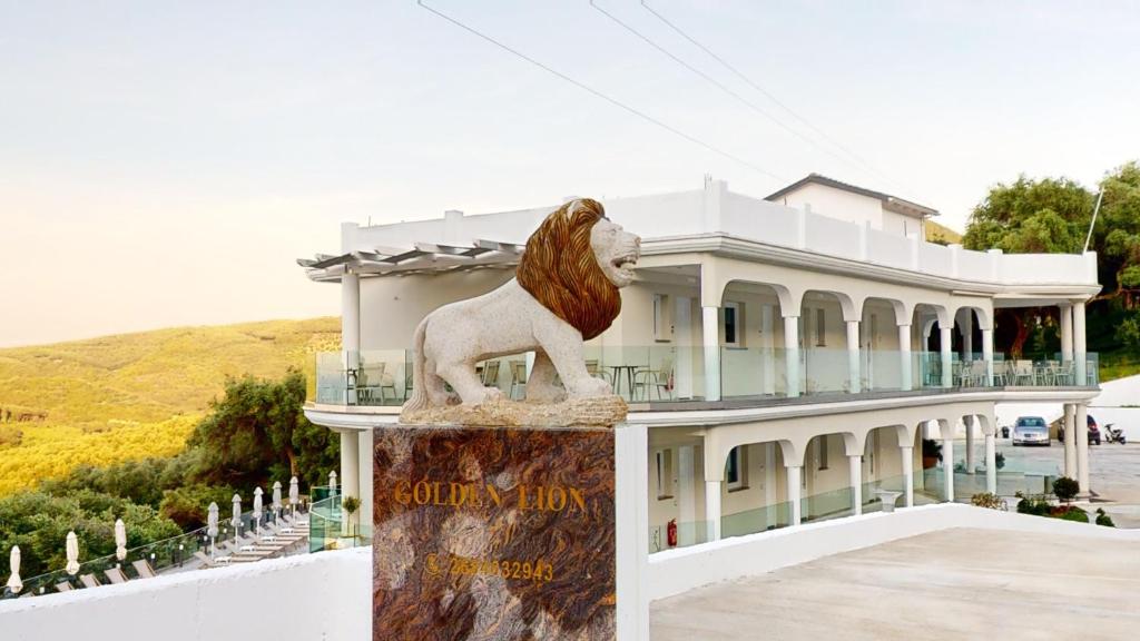 帕尔加Golden Lion Parga的狮子雕像在建筑物前