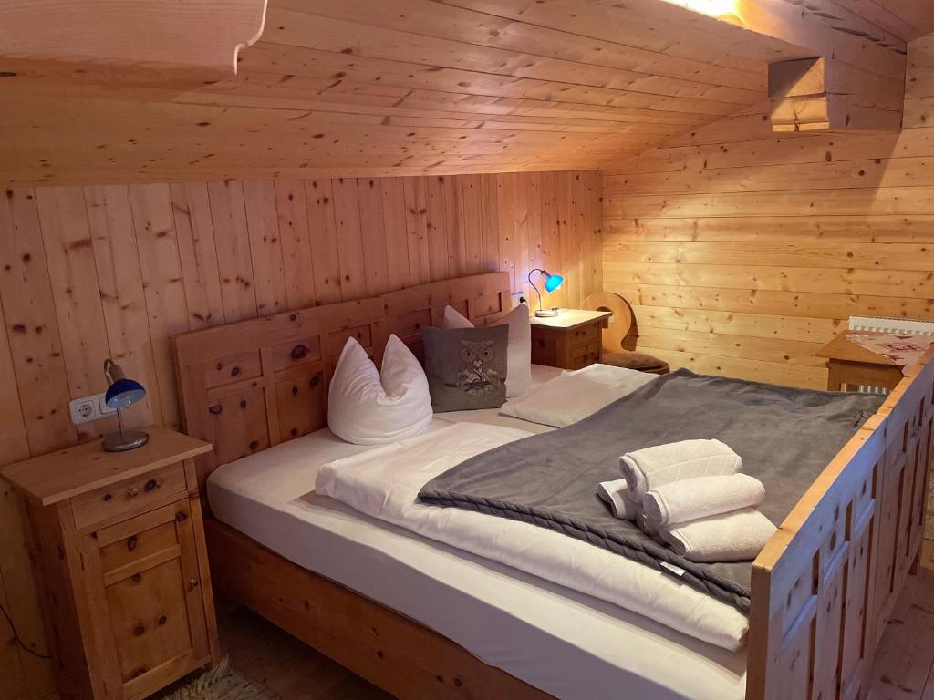 瑟尔Au Alm的小木屋内一间卧室,配有一张床