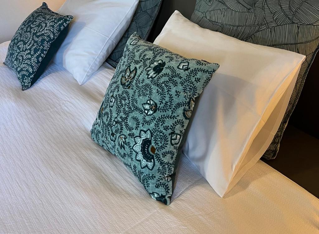 弗朗科尔尚Côté Source " Appartement "的床上有2个枕头