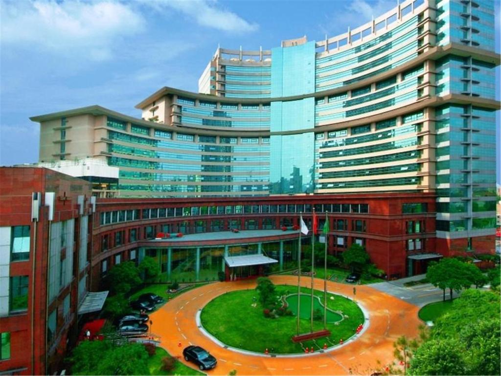 上海上海青松城大酒店的前面有圆形车道的大建筑
