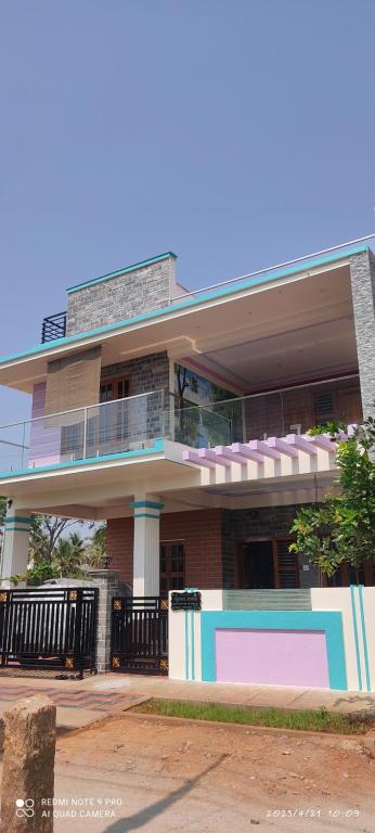 迈索尔Kailash Guest Home的一座大型建筑的侧面设有阳台