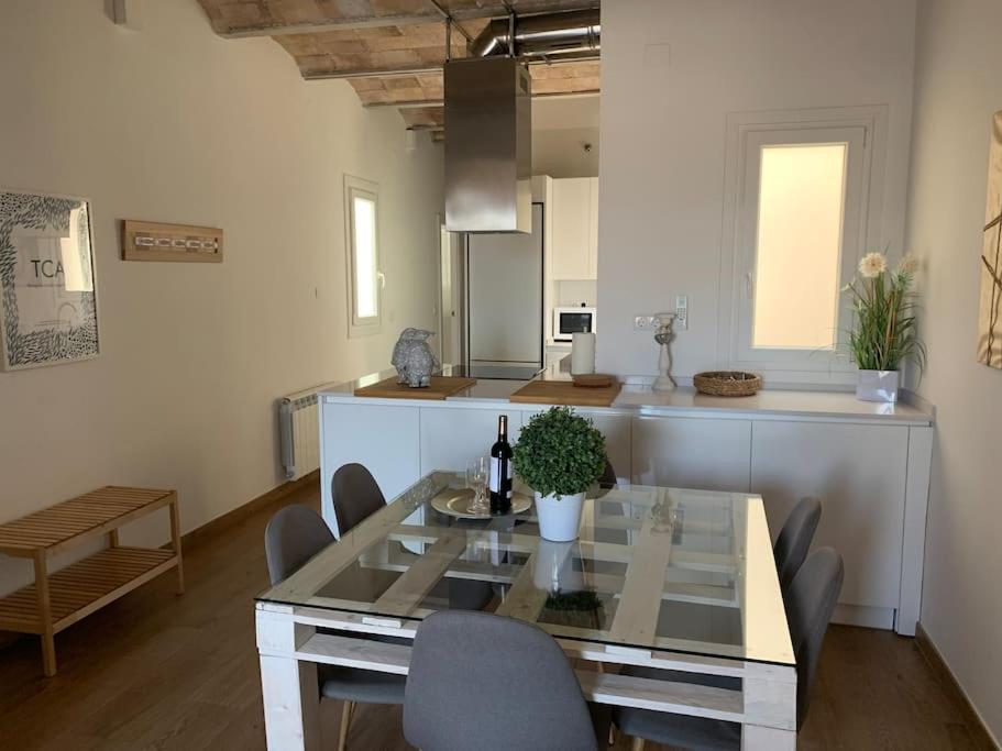 塔拉戈纳Fantastico Tarragona Corsini Apartment-1, en el centro con parking的一间带桌椅的用餐室和一间厨房