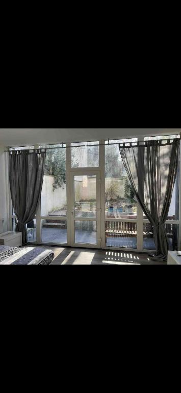 布鲁塞尔Sans souci的客房内的大窗户和窗帘