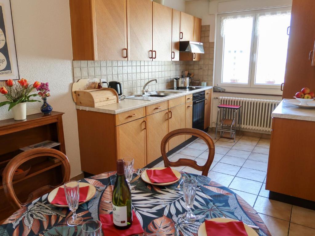 弗里堡Apartment Pérolles by Interhome的带桌椅的厨房和带水槽的厨房