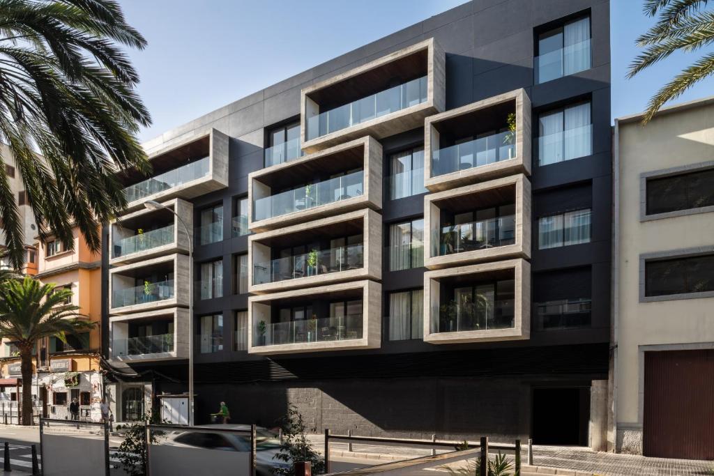 大加那利岛拉斯帕尔马斯TocToc Suites Olof Palme的公寓大楼拥有黑色的外观