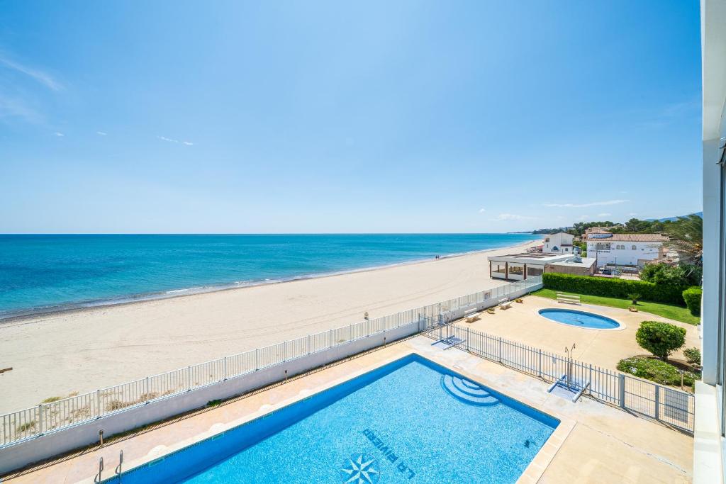 迈阿密普拉特亚Hauzify I Apartament Blue Riviera的以及享有海滩景致的阳台。