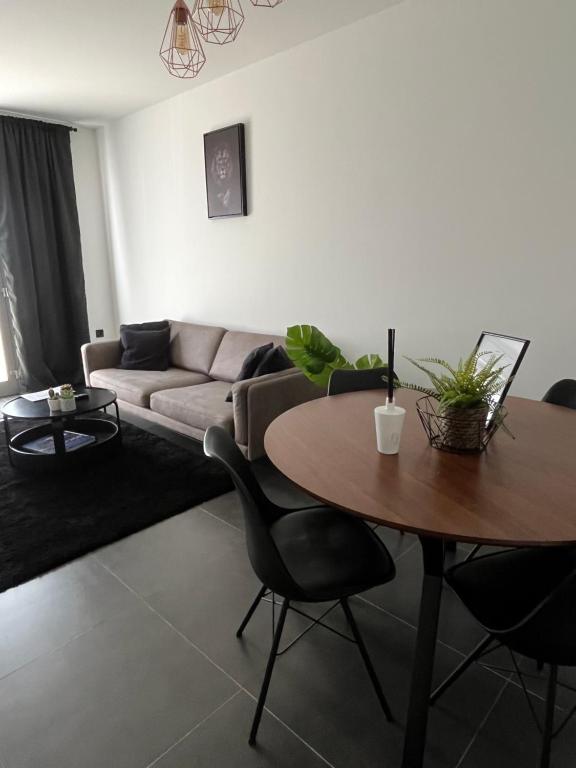 根特FDS Cosy Apartment的客厅配有桌子和沙发