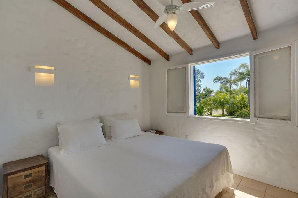 弗洛里亚诺波利斯Antares Club Hotel Lagoinha的卧室配有白色的床和窗户。