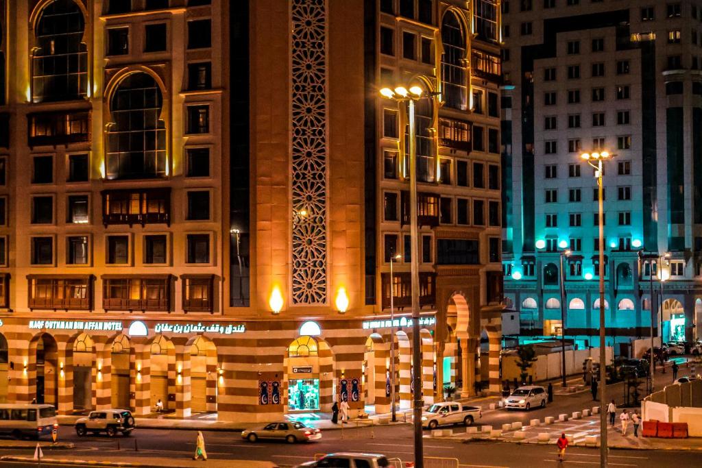 麦地那فندق وقف عثمان بن عفان的城市中一座大建筑