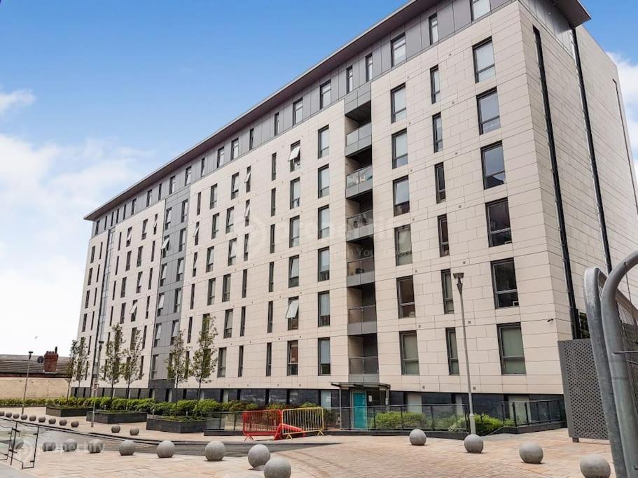 利物浦Liverpool City Centre Apartment的一座白色的大建筑,有很多窗户