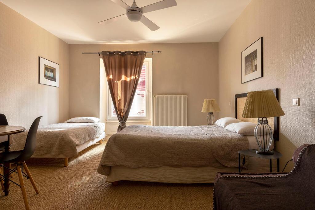 波特莱斯内埃德加酒店的酒店客房设有两张床和窗户。
