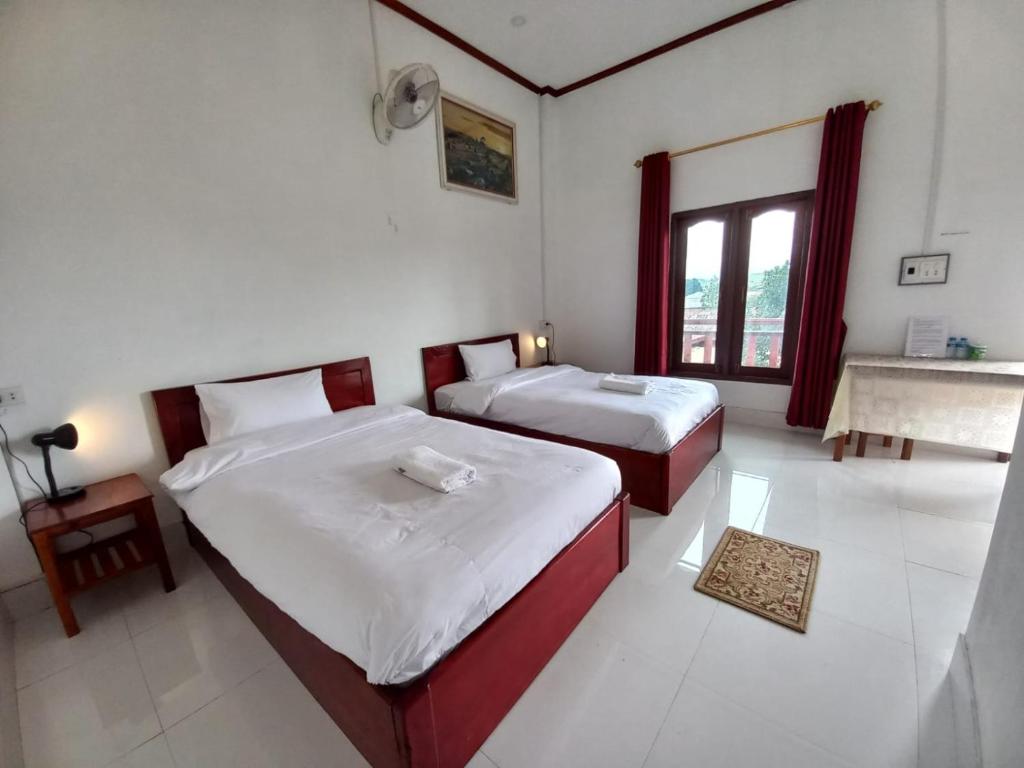 孟丰沙湾Sipanya Guesthouse的一间卧室配有两张床和水槽