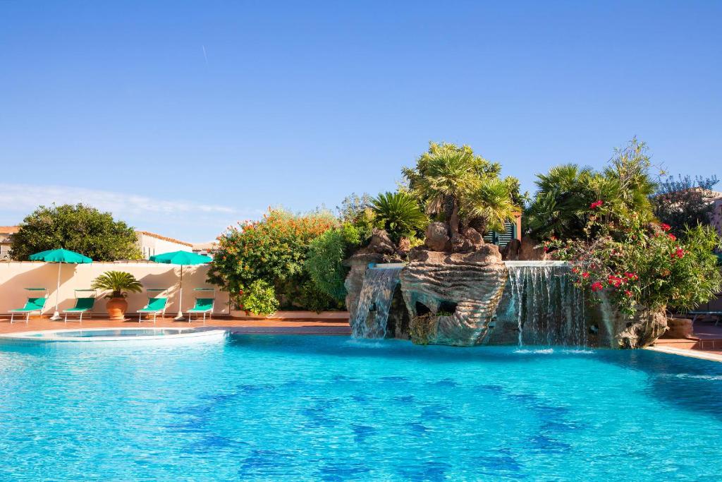 奥罗塞伊玛丽娅罗萨日亚酒店的度假村内带瀑布的游泳池