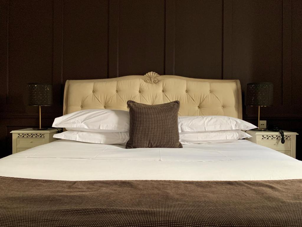 Horndon on the HillThe Bell Inn Hotel的一张带枕头的大白色床