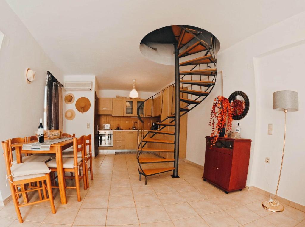 马克里亚罗斯Manos Seaside Apartment的客厅设有螺旋楼梯。