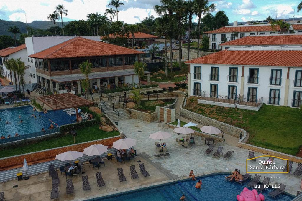皮雷诺波利斯Resort Quinta Santa Bárbara OFICIAL的享有带游泳池的度假村的空中景致