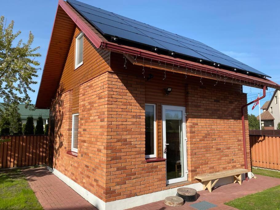 考纳斯Small Red-Brick House的一座带太阳能屋顶的小砖屋