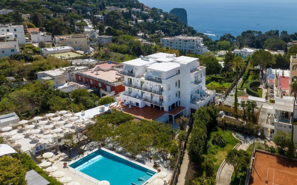 卡普里塞莱尼酒店的享有大楼和游泳池的空中景致
