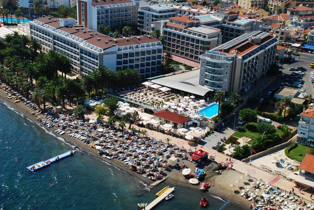 马尔马里斯Pasa Beach Hotel的享有城市的空中景色,拥有海滩和建筑
