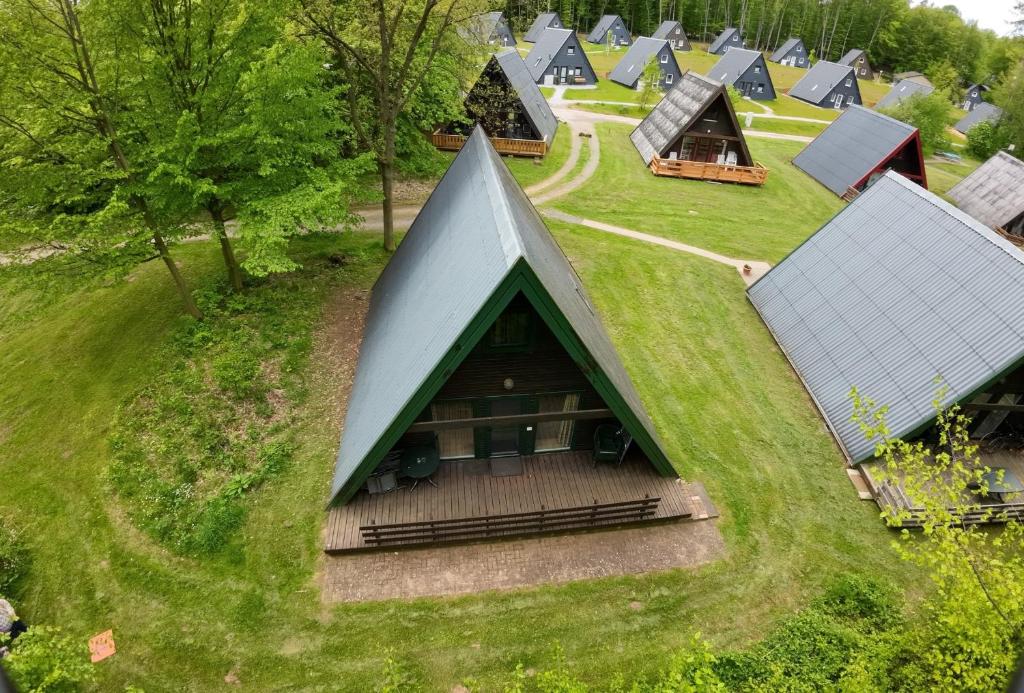 巴特阿罗尔森Ferienhaus Ida am Twistesee的享有带绿色屋顶的房子的顶部景色