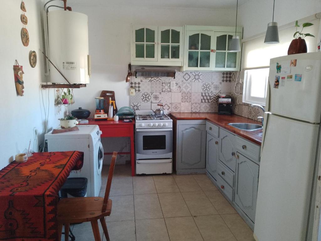 GualeguaychúComo en casa的厨房配有白色家电和桌子