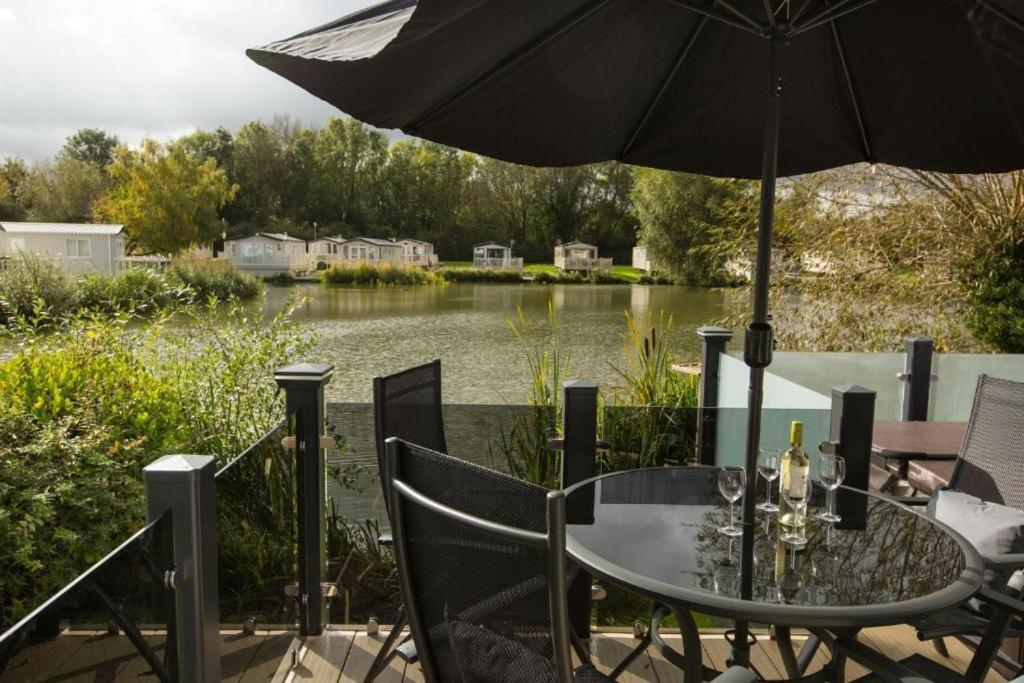 南塞尔尼Mallard Lake的桌椅、雨伞和湖泊