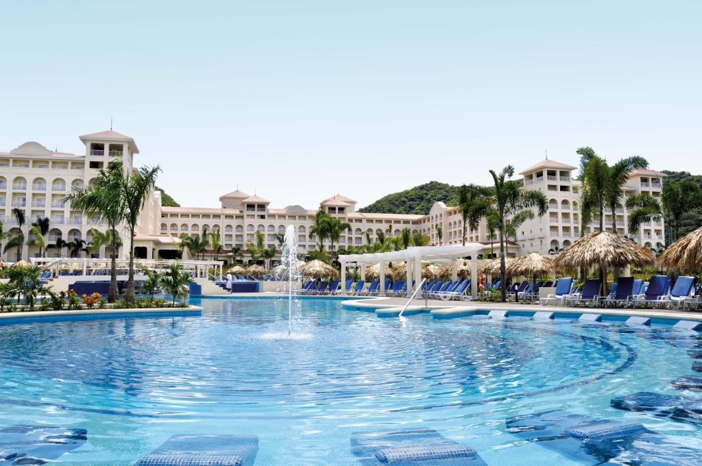 科克Riu Guanacaste - All Inclusive的度假村的游泳池,其建筑背景