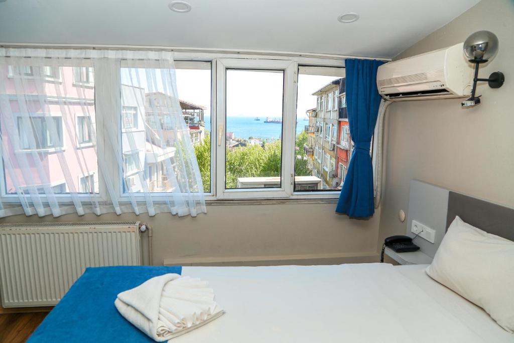 伊斯坦布尔阿西丁生活酒店的一间卧室设有一张床和一个大窗户
