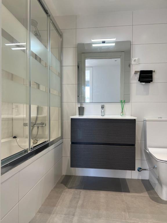 巴塞罗那Habitación confortable para parejas (1)的一间带水槽、卫生间和镜子的浴室