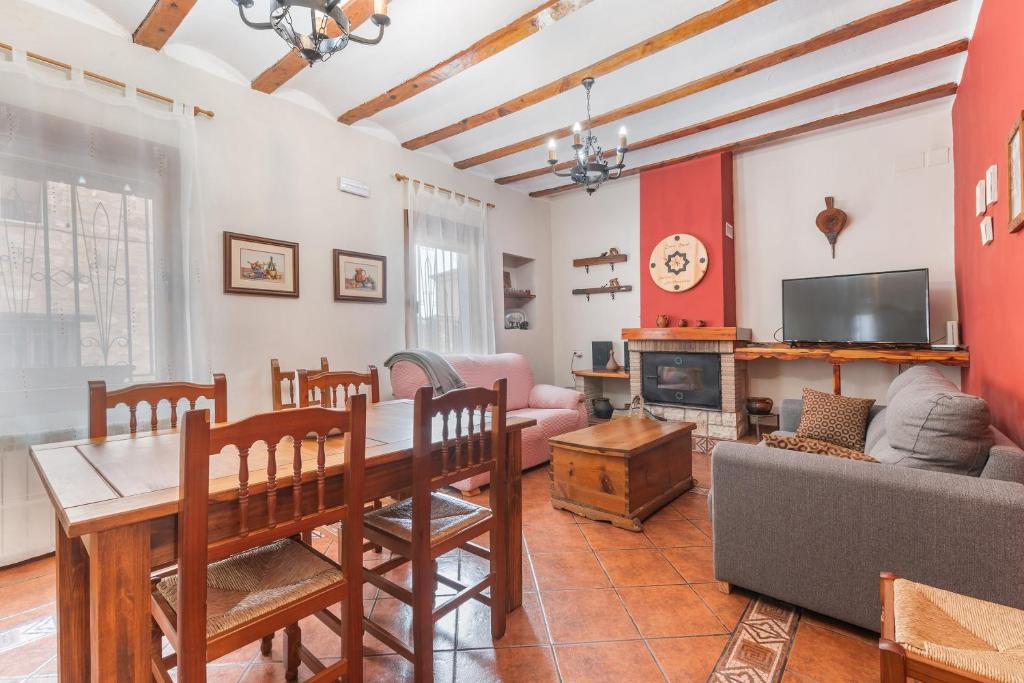 特鲁埃尔Barranco de las Maravillas的客厅配有桌子和电视