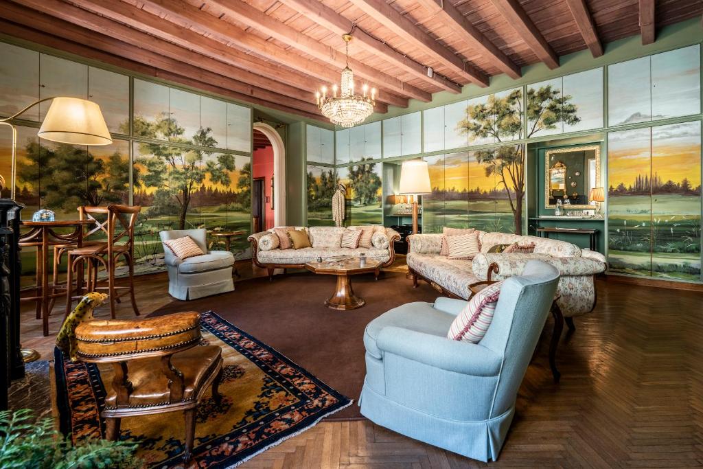 贝加莫FORESTERIA di PALAZZO RADICI的客厅配有沙发、椅子和桌子