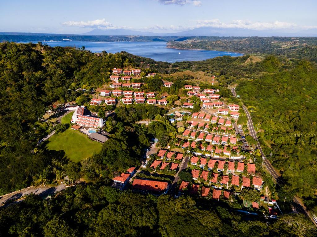 普拉亚埃尔莫萨Villas Sol Beach Resort - All Inclusive的山丘上一大群房子的空中景观