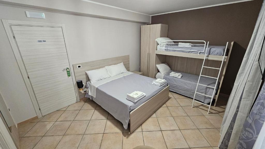 MiletoB&B Da Kociss的小卧室设有一张床和梯子
