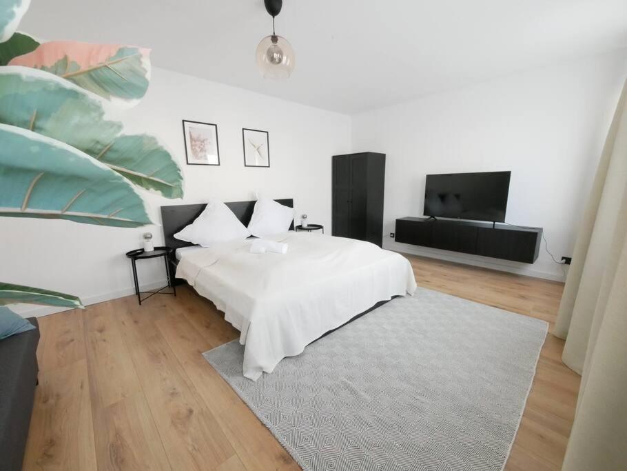 奥斯纳布吕克69 m², zentral, Balkon, stilvoll的卧室配有白色的床和地毯。
