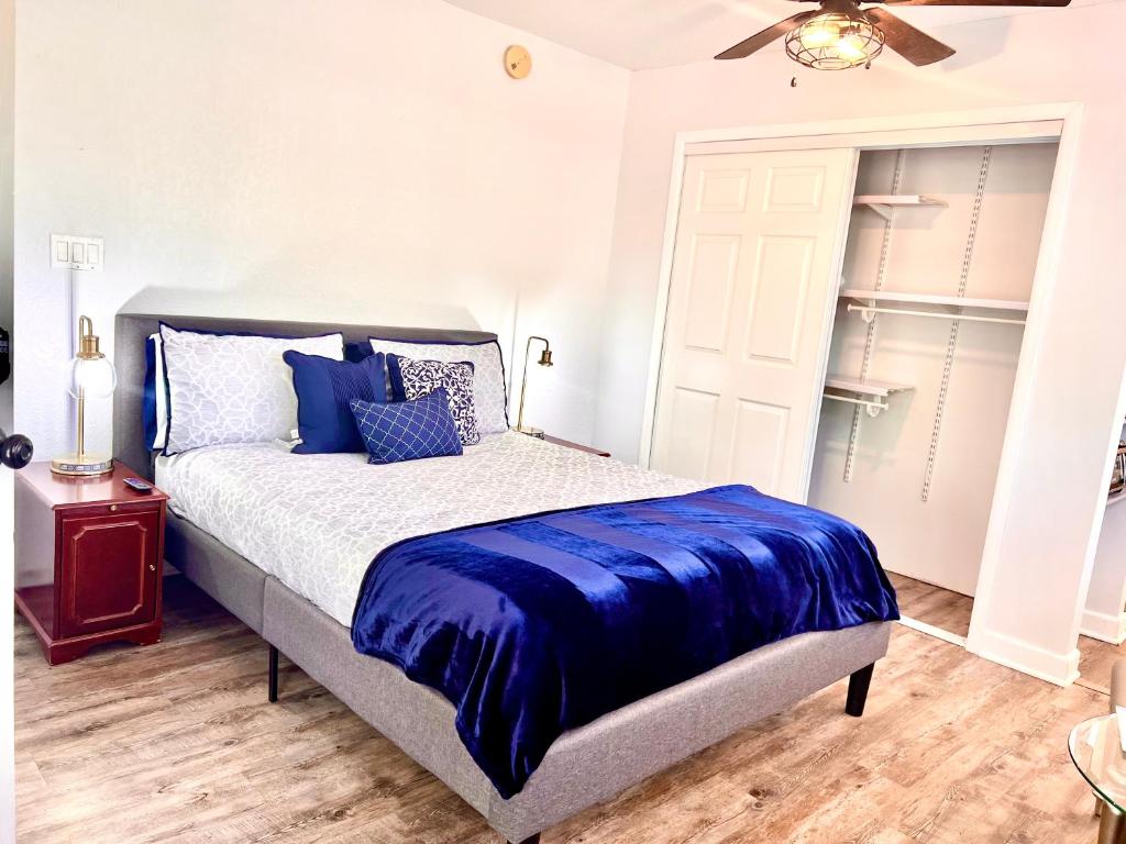 佩森Upgraded, Stylish & Comfy 1 Bedroom/1 Bath Studio的一间卧室配有一张带蓝色棉被的床