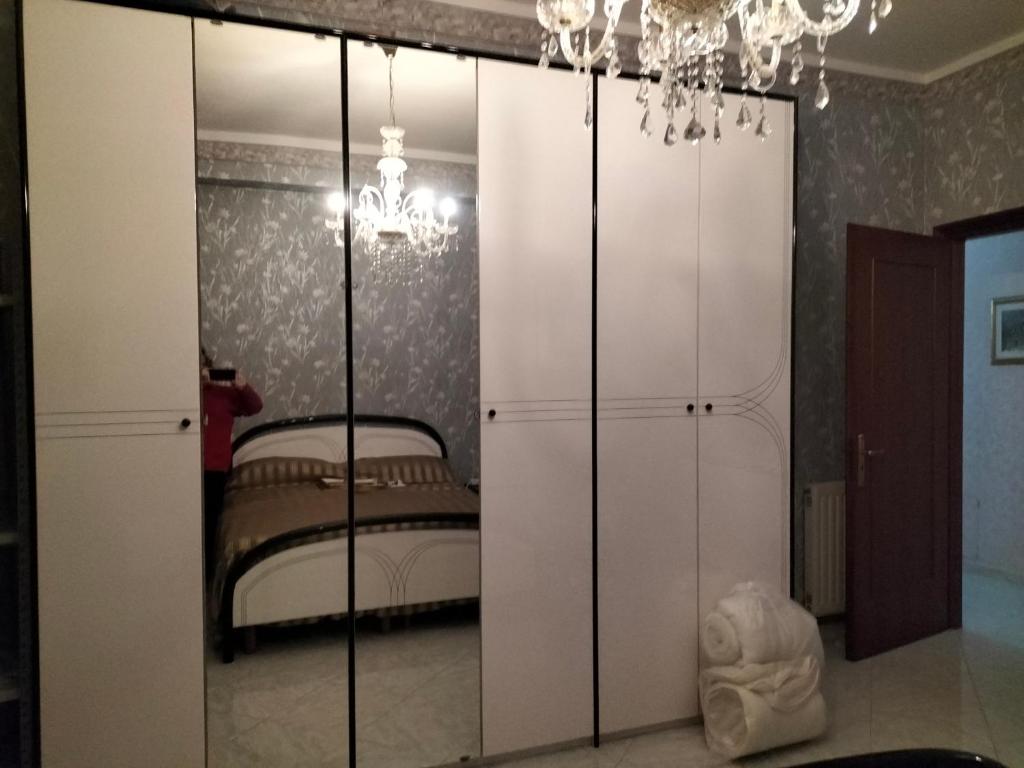扎费拉纳-埃特内阿Maremonti的卧室配有带床铺的白色衣柜