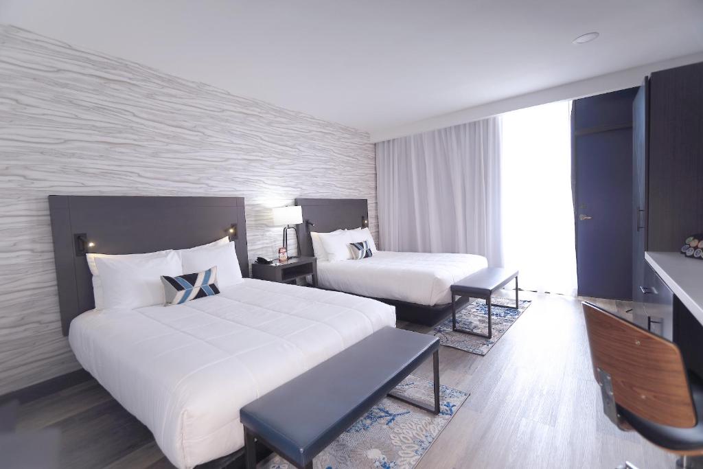 比洛克西Treasure Bay Casino &amp; Hotel-Adults Age 21 and Above的有两张床和一扇窗户的酒店房间