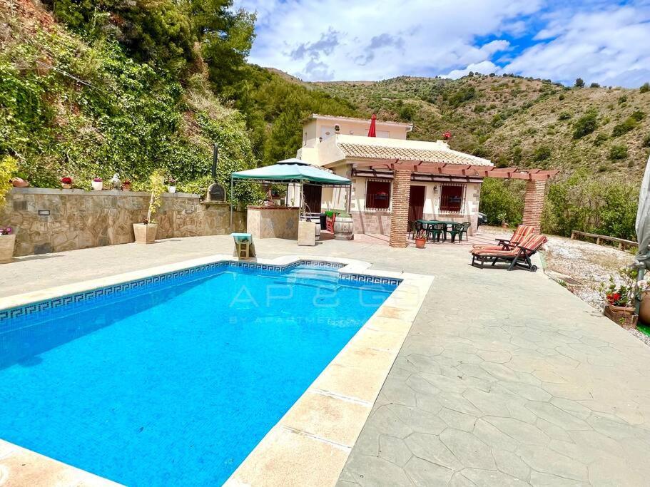 拉海瑞德拉Villa private pool La Herradura的房屋前的游泳池