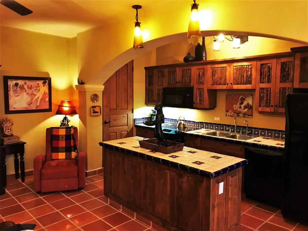 洛雷托Casa Sierra by Casago的中间设有大岛的厨房